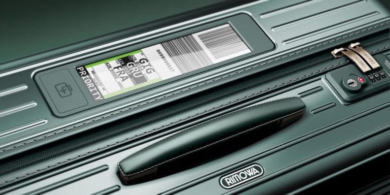 ลาก่อน Tag กระดาษ – RIMOWA เปิดตัวกระเป๋าเดินทางพร้อมจอแสดงผล Tag แบบดิจิทัล