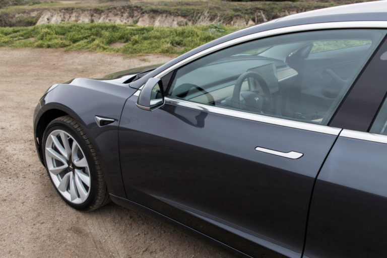 Tesla ได้เพิ่มโหมดการจอดรถอัตโนมัติเข้าไปใน Model 3 ด้วย
