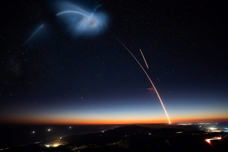FCC อนุมัติให้ SpaceX ปล่อยดาวเทียม 7,518 ดวงโคจรรอบโลกตามแผนสร้างเครือข่ายอินเทอร์เน็ตดาวเทียม