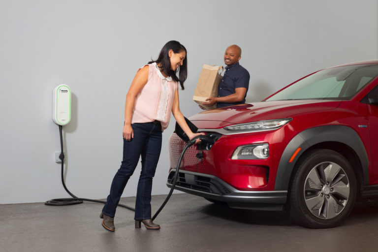 Electrify America ของ VW เริ่มขายเครื่องชาร์ต EV ในบ้านตัวแรกแล้ว
